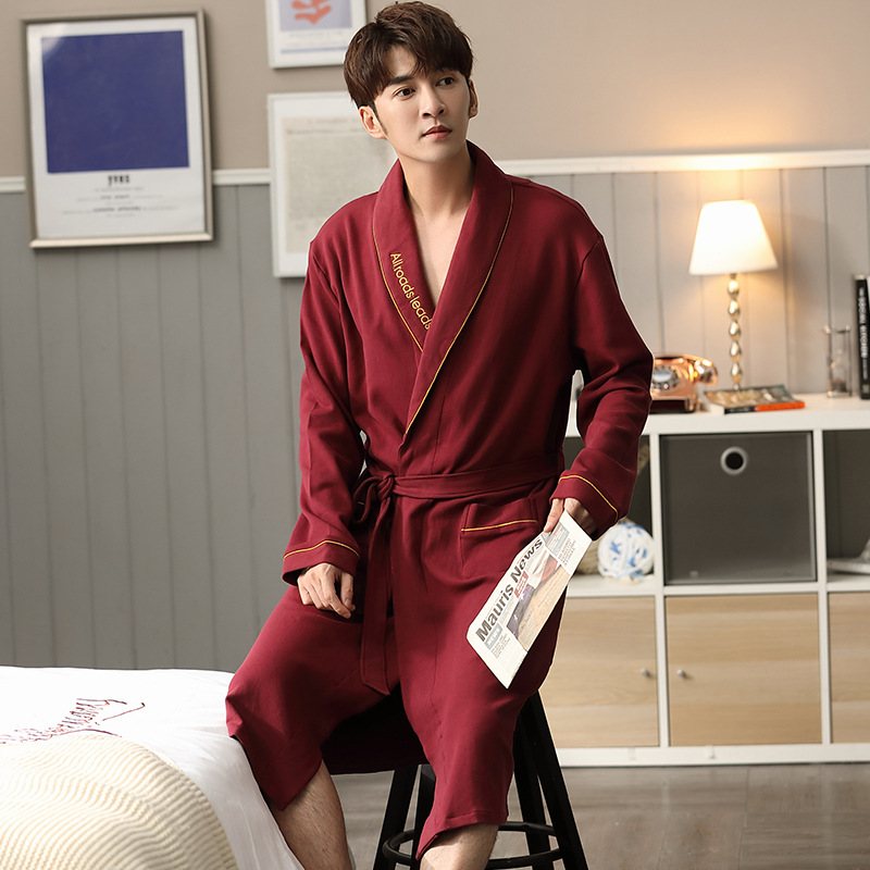 Långärmad Bomullsbadrock Scharlakansröd Herrpyjamas Nattlinne Med Broderi I Ren Bomull