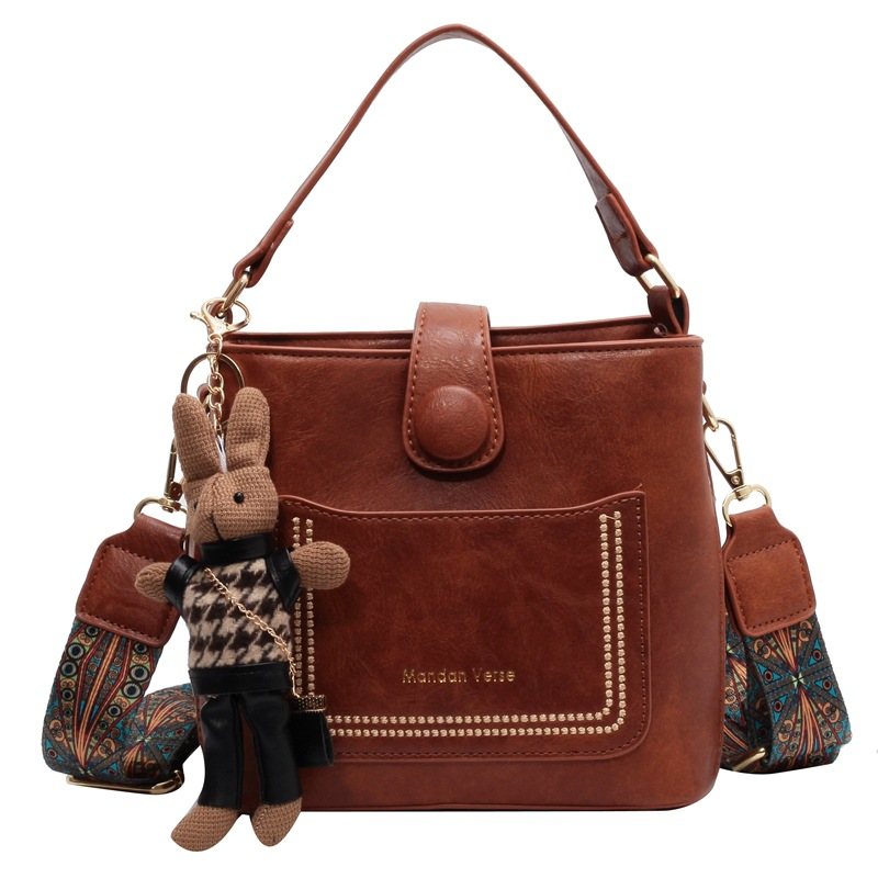 Design Dam 2024 Höst Och Vinter Ny Populär Messenger Bag Med Bred Axelrem Retro Bärbar Bucket Bag