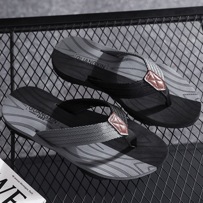 Nya Sommarflip Flops Herr Utomhus Strandsandaler Tofflor Skor Trend Halkfria Sandaler
