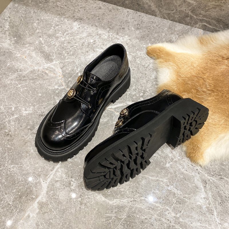 Läder Handsnidade Brogue Skor Med Tjocka Sulor Klänning Dam 2024 Våren Nya Guld Spänne Loafers Platta