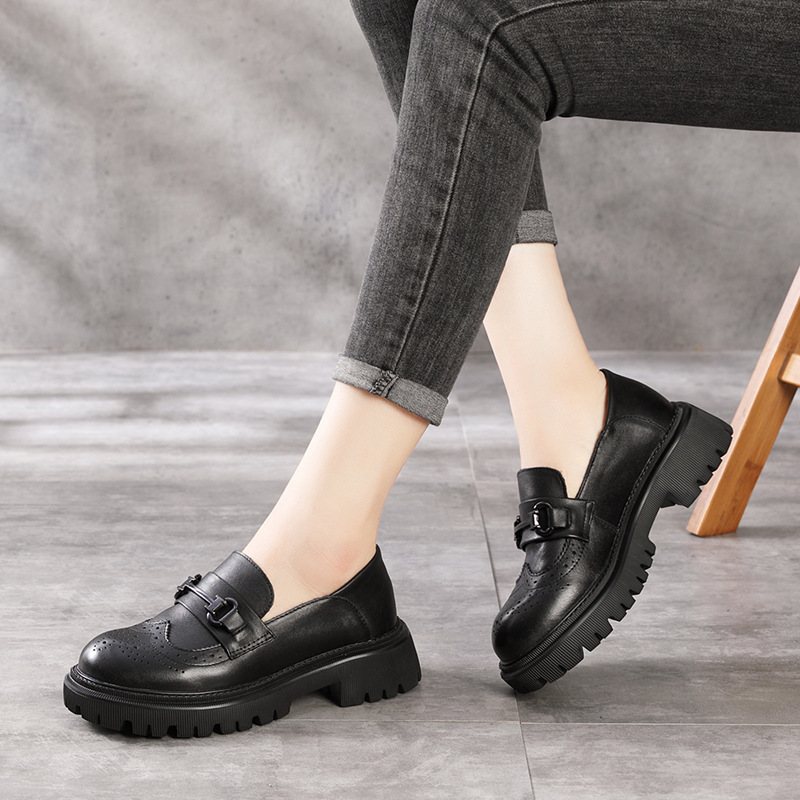 Spring Brogue Skor Små Platta Med Metalldekoration Tjock Klack Kohud Damskor Med Fyra Årstider